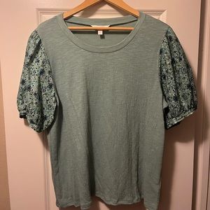 Beautiful green top w/ flowers on short sleeves